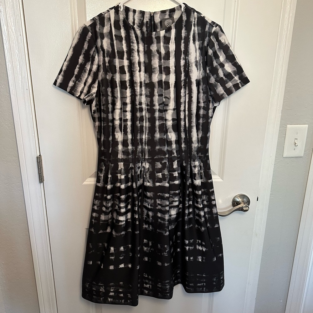 VINCE Camuto short sleeve abstract dress size 12